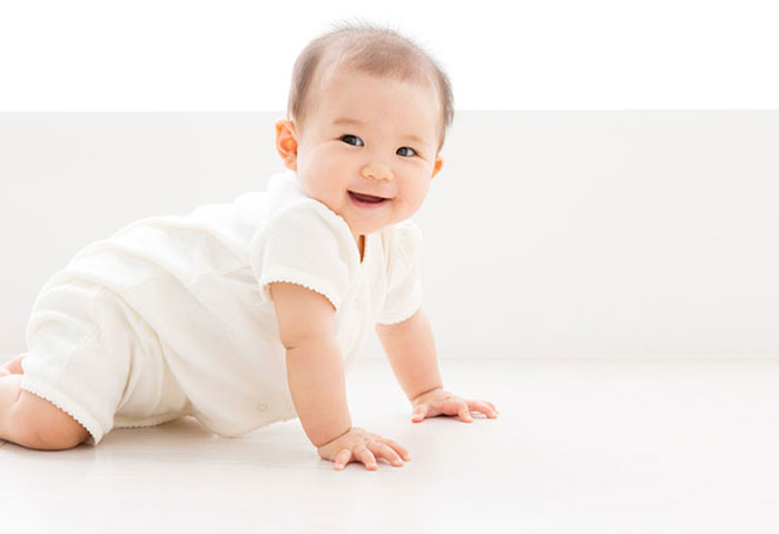 赤ちゃんに半袖を着せるのはいつから？時期や気温の目安を解説